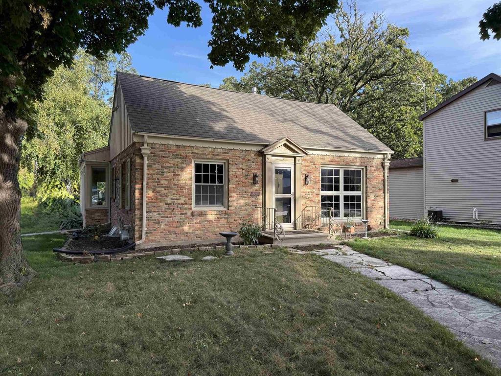 Photo of 2200 Oregon STREET, Oshkosh, WI 54902 (MLS # 50316051)
