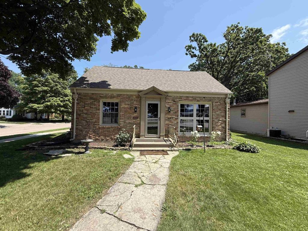 Photo of 2200 Oregon STREET, Oshkosh, WI 54902 (MLS # 50316051)