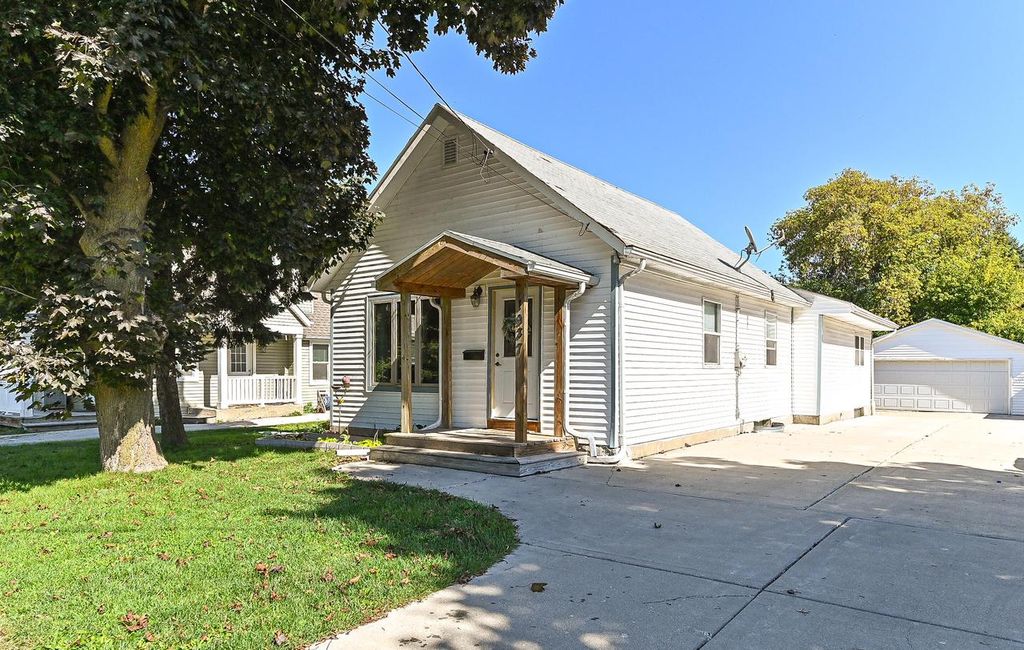 Photo of 1937 Jefferson AVENUE, Waukesha, WI 53186 (MLS # 1937389)
