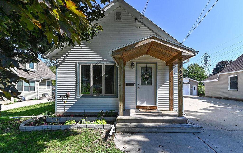 Photo of 1937 Jefferson AVENUE, Waukesha, WI 53186 (MLS # 1937389)