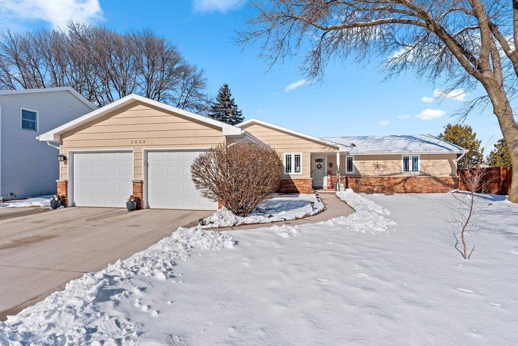 Photo of 1632 W Cloverdale DRIVE, Appleton, WI 54914 (MLS # 50320854)