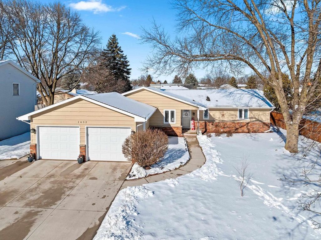 Photo of 1632 W Cloverdale DRIVE, Appleton, WI 54914 (MLS # 50320854)