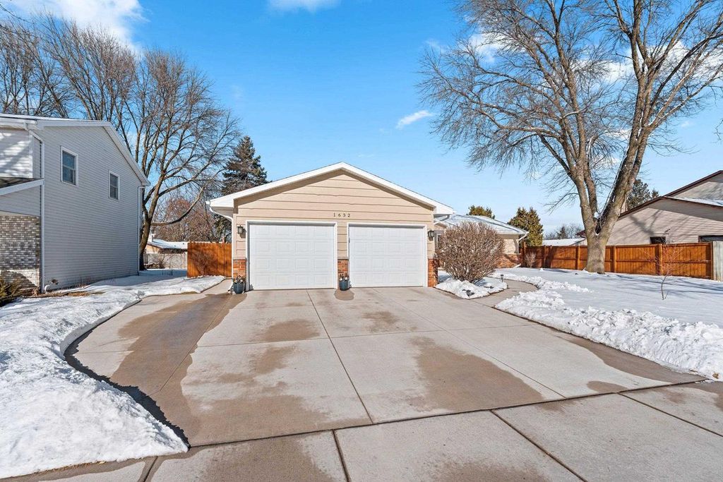 Photo of 1632 W Cloverdale DRIVE, Appleton, WI 54914 (MLS # 50320854)