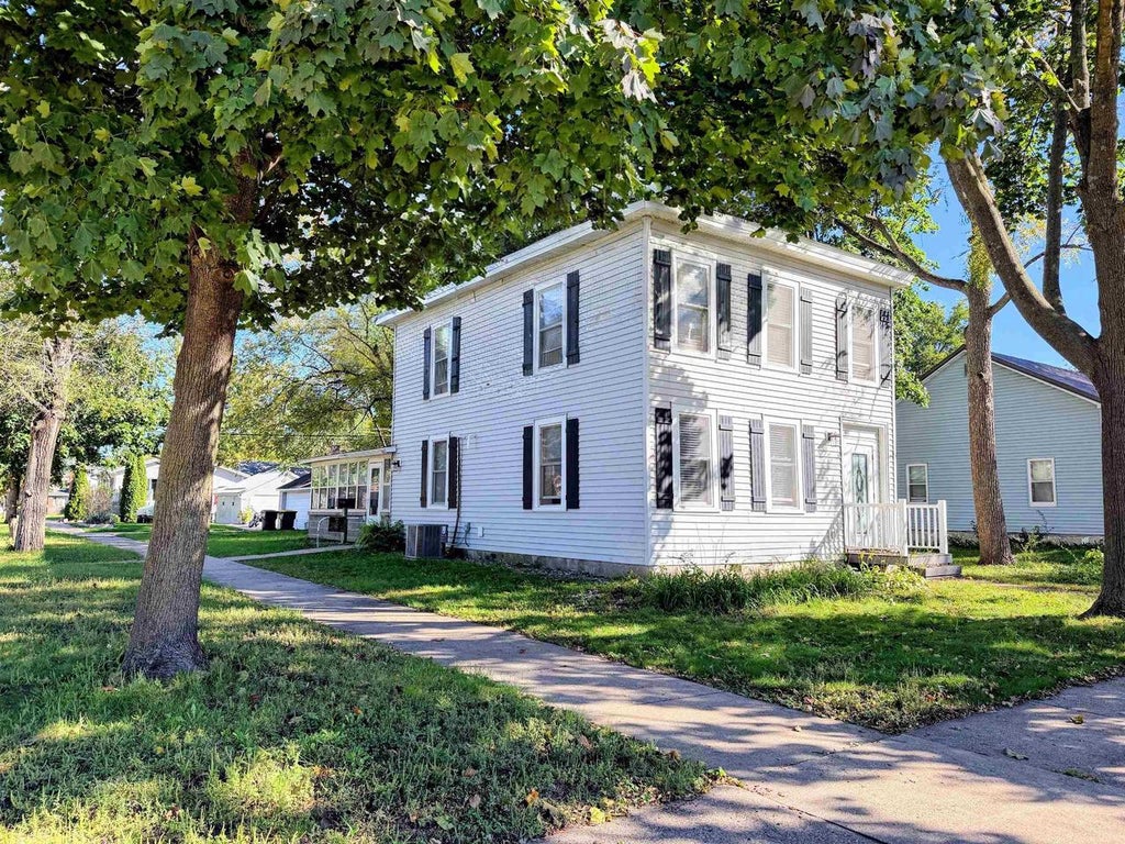 Photo of 158 N Wacouta AVENUE, Prairie Du Chien, WI 53821 (MLS # 2034399)