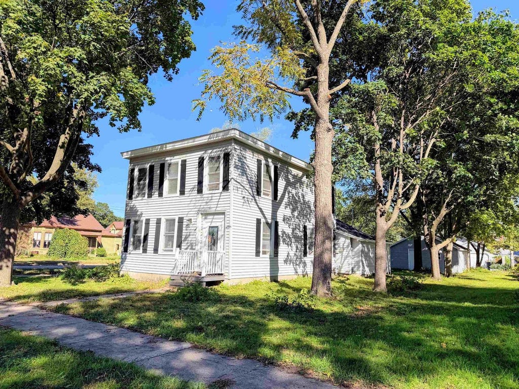 Photo of 158 N Wacouta AVENUE, Prairie Du Chien, WI 53821 (MLS # 2034399)