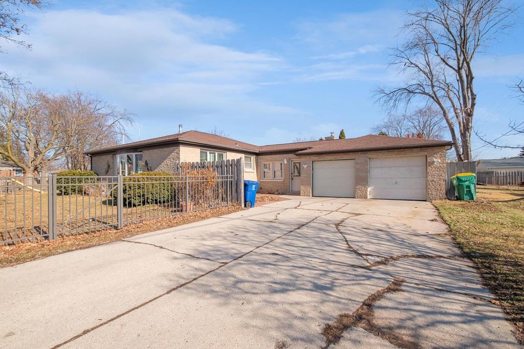 Photo of 1626 Lilac STREET, Green Bay, WI 54302 (MLS # 50321411)