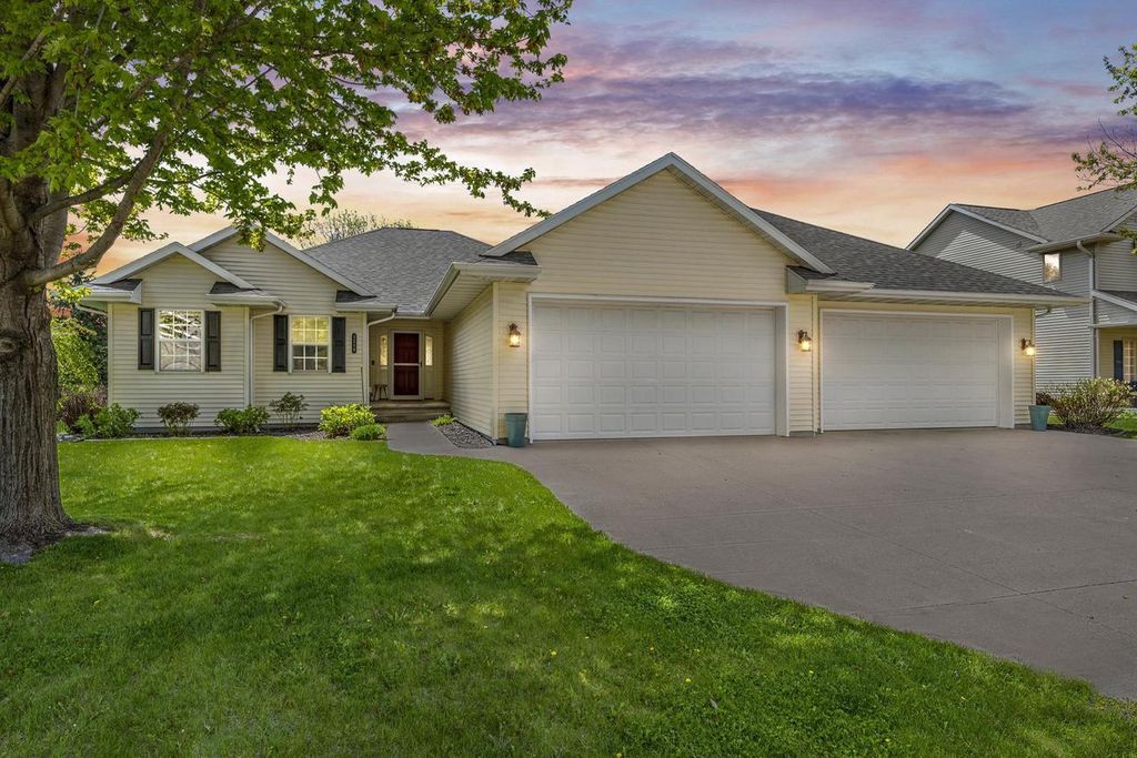 Photo of 3219 E Fallcreek LANE, Appleton, WI 54913 (MLS # 50325604)