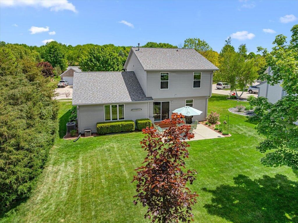 Photo of 1514 Ravine Forest DRIVE, West Bend, WI 53090 (MLS # 1965000)