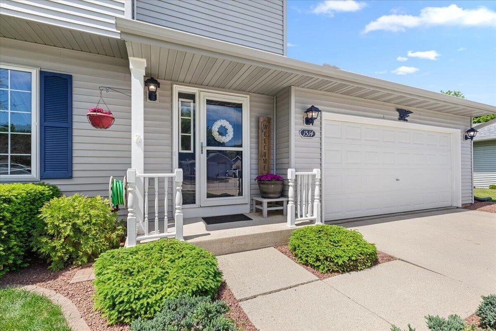Photo of 1514 Ravine Forest DRIVE, West Bend, WI 53090 (MLS # 1965000)