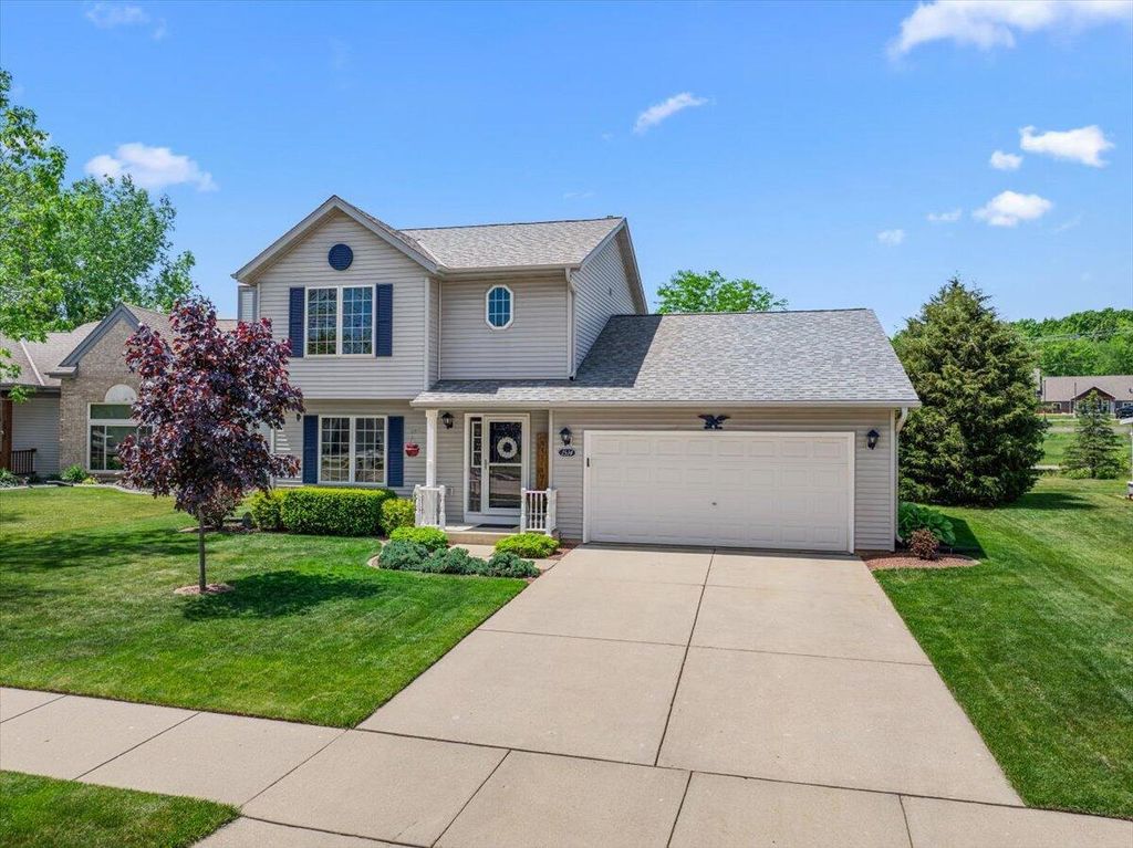 Photo of 1514 Ravine Forest DRIVE, West Bend, WI 53090 (MLS # 1965000)