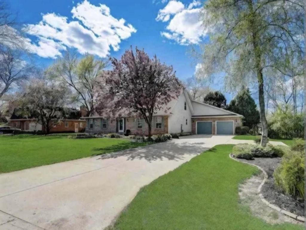 Photo of 904 Lake Shore DRIVE, Beaver Dam, WI 53916 (MLS # 1960901)