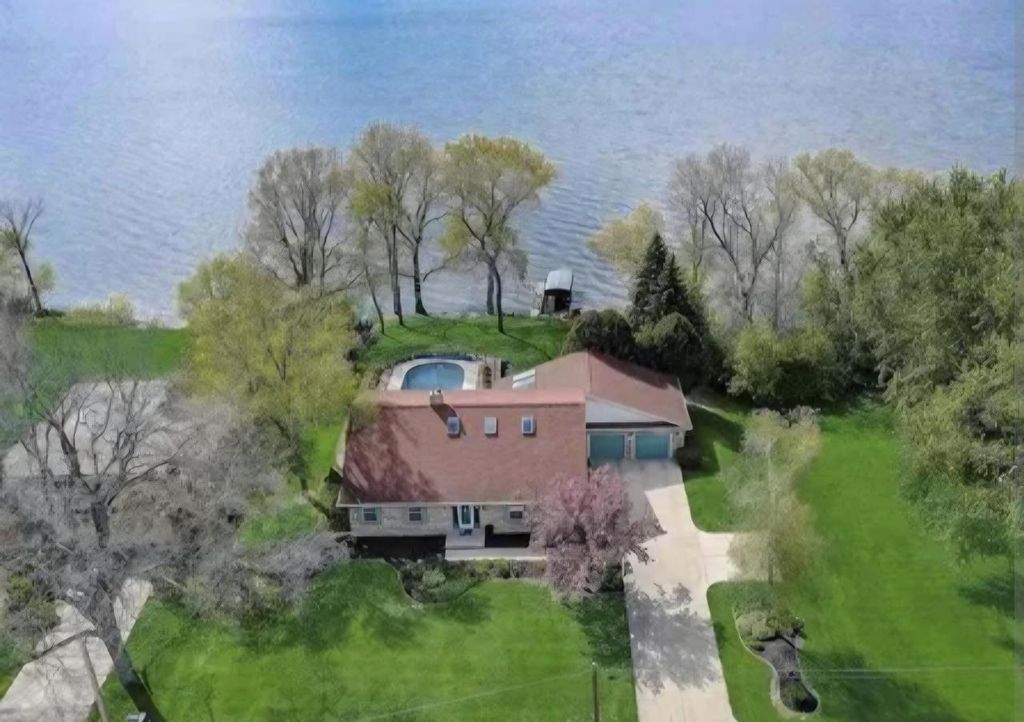 Photo of 904 Lake Shore DRIVE, Beaver Dam, WI 53916 (MLS # 1960901)