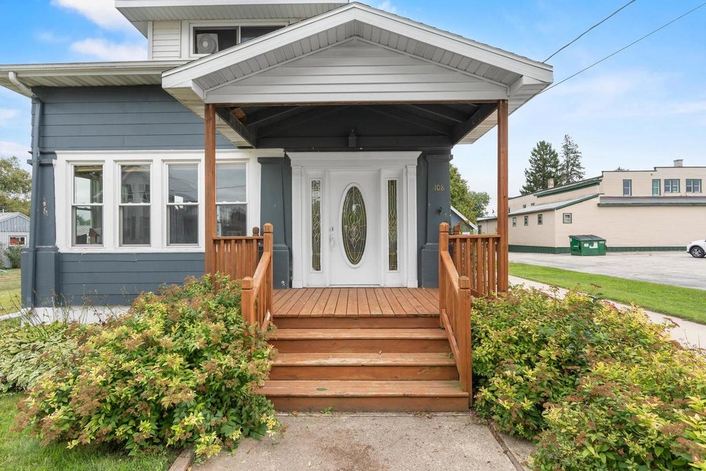 Photo of 108 Lilac DRIVE, Francis Creek, WI 54214 (MLS # 50331166)