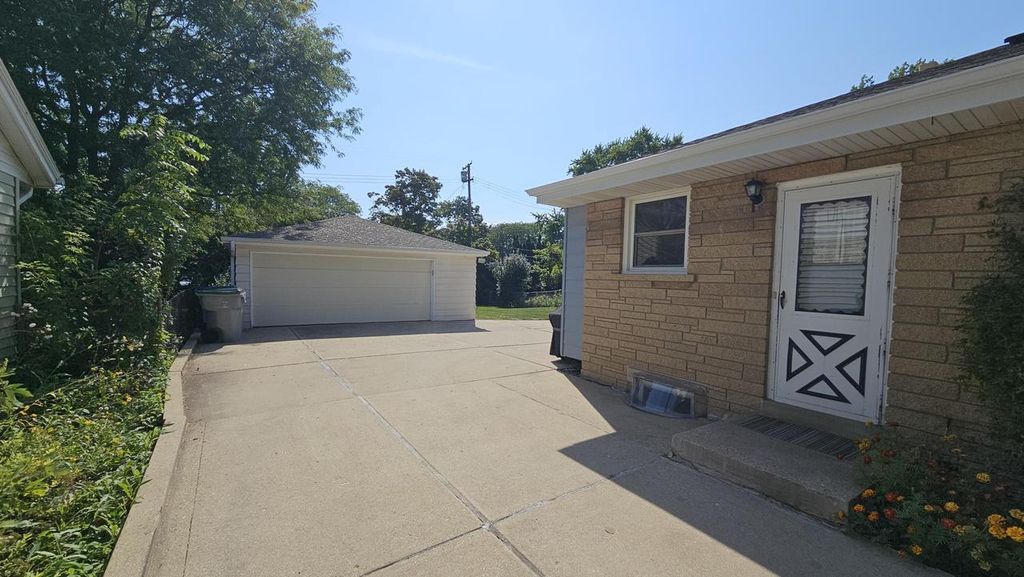 Photo of 10413 W Custer AVENUE, Milwaukee, WI 53225 (MLS # 1936165)