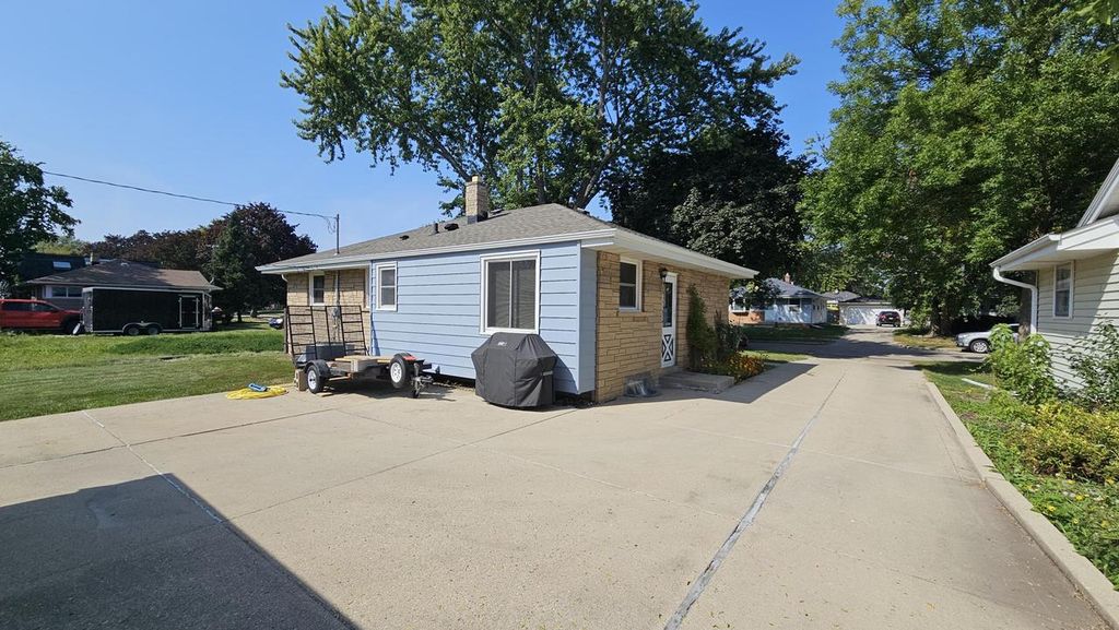 Photo of 10413 W Custer AVENUE, Milwaukee, WI 53225 (MLS # 1936165)