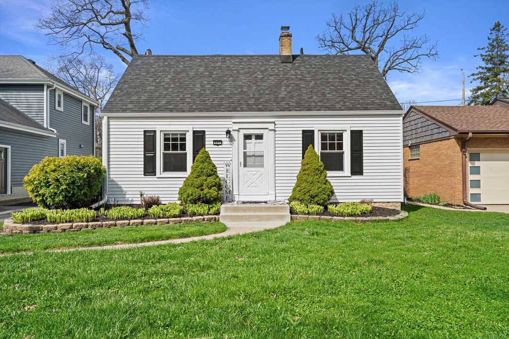 Photo of 527 N 114th STREET, Wauwatosa, WI 53226 (MLS # 1958741)