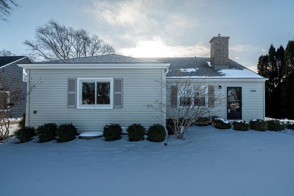 Photo of 7506 N Crossway ROAD, Fox Point, WI 53217 (MLS # 1947925)