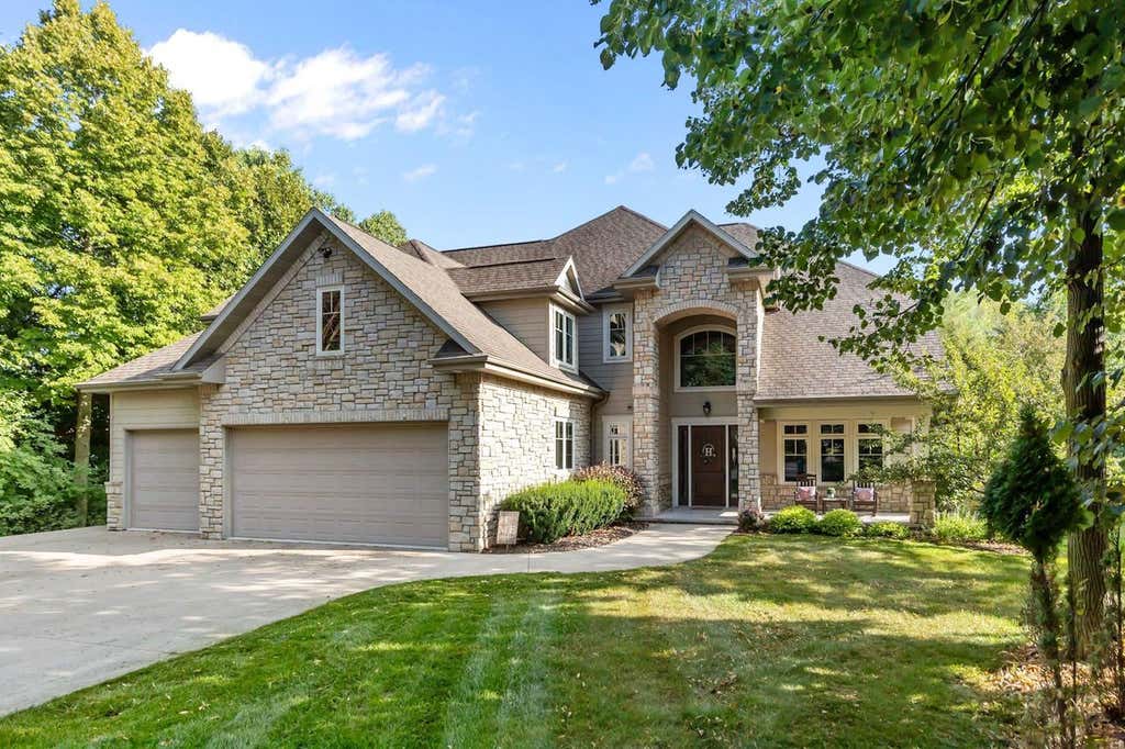 Photo of 417 Hidden Ridges WAY, Combined Locks, WI 54113 (MLS # 50331448)