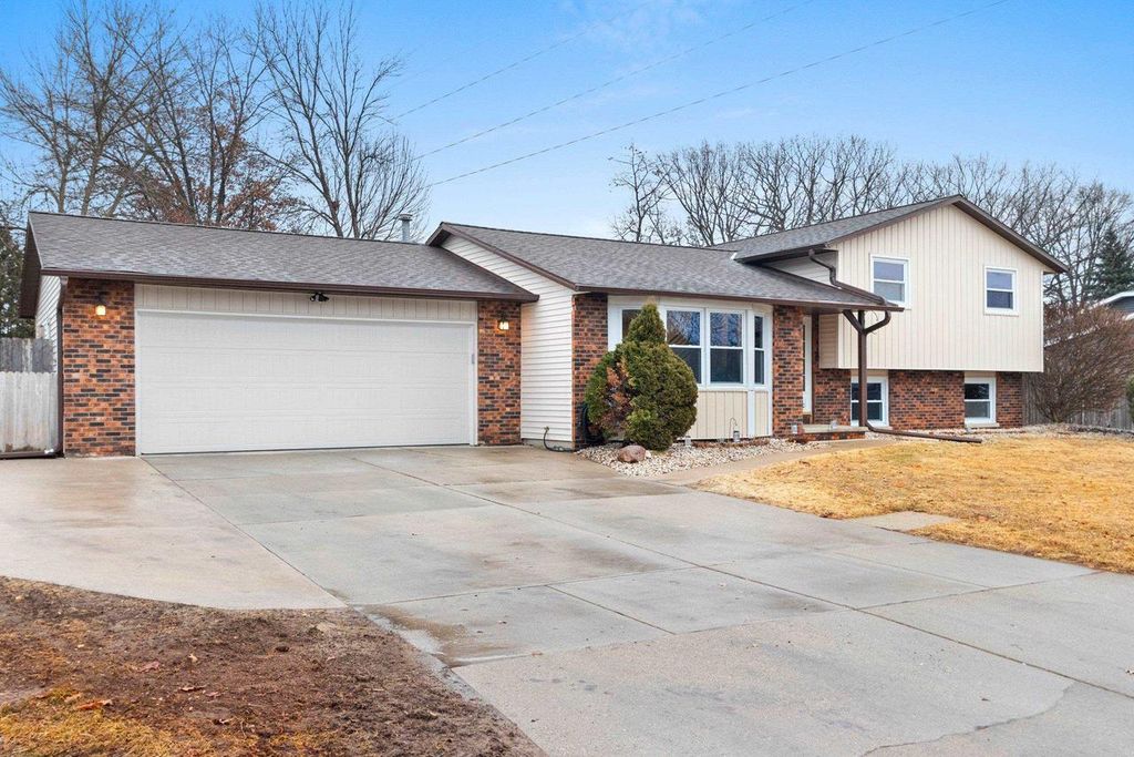 Photo of 499 Tyrolian DRIVE, Green Bay, WI 54302 (MLS # 50321969)