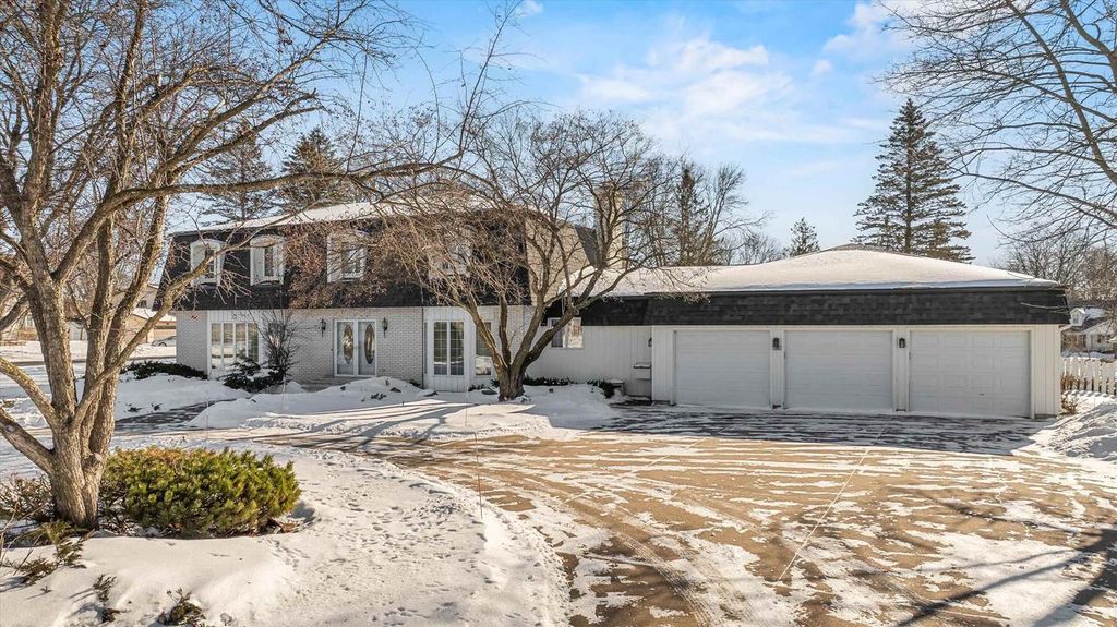 Photo of 1002 W Blodgett STREET, Marshfield, WI 54449 (MLS # 22600499)