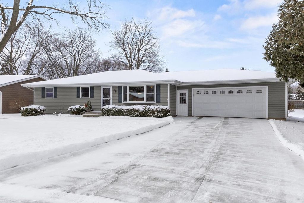 Photo of 1729 N Blossom DRIVE, Appleton, WI 54914 (MLS # 50319570)