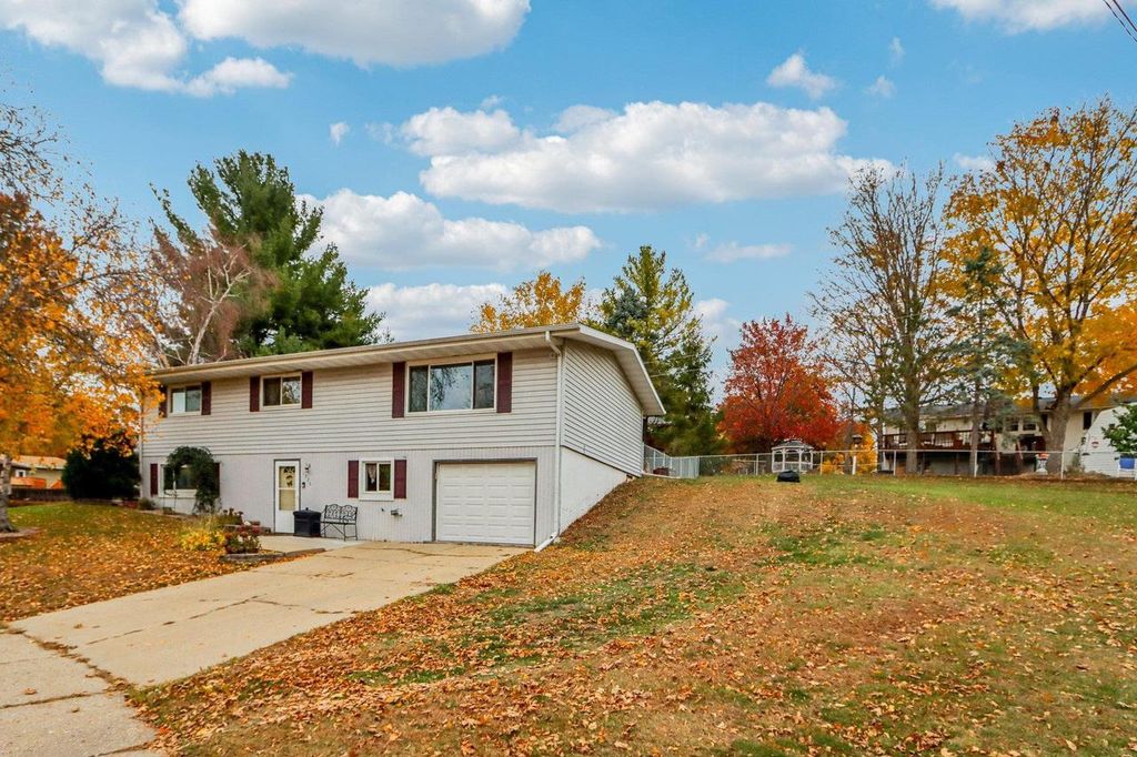 Photo of 1526 Manor DRIVE, Janesville, WI 53548 (MLS # 2015181)