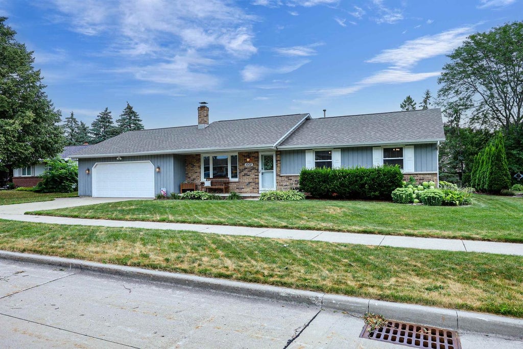 Photo of 1002 S Covenant LANE, Appleton, WI 54915 (MLS # 50330527)