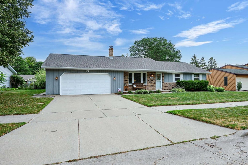 Photo of 1002 S Covenant LANE, Appleton, WI 54915 (MLS # 50330527)