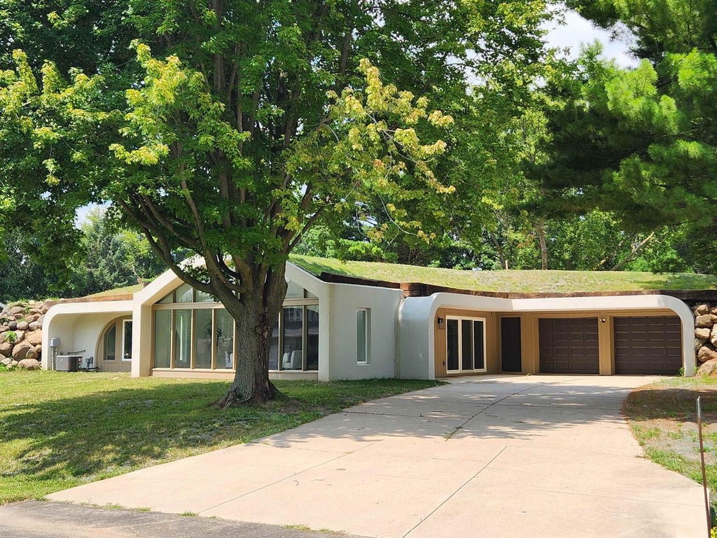 Photo of 3486 Whytecliff WAY, Sun Prairie, WI 53590 (MLS # 2023147)