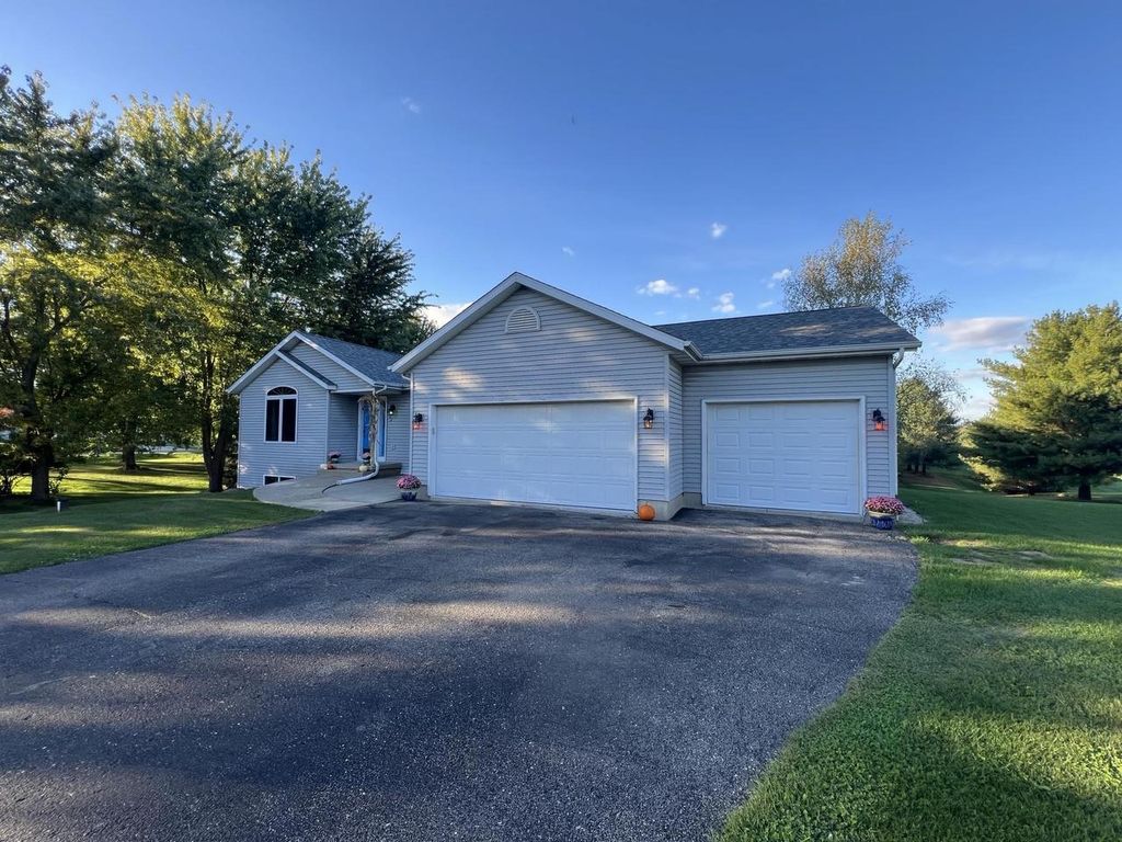 Photo of 6848 Moonlight CIRCLE, Sun Prairie, WI 53590 (MLS # 2010364)