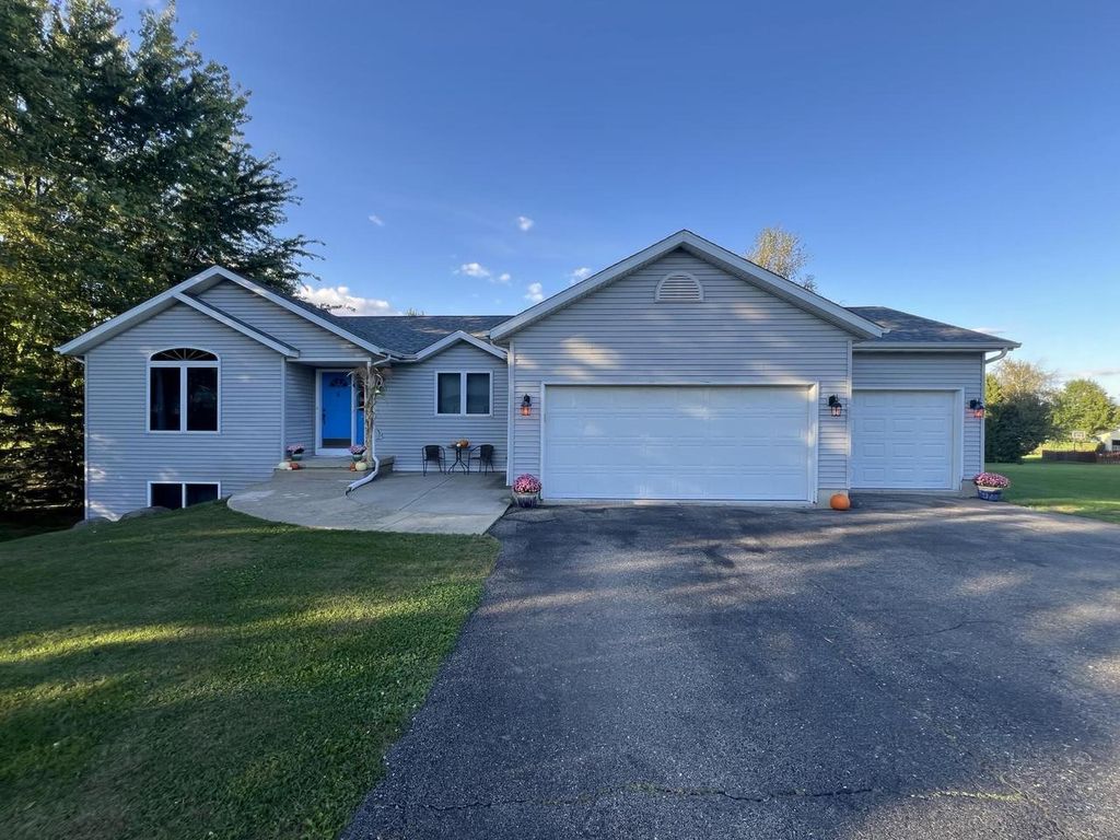 Photo of 6848 Moonlight CIRCLE, Sun Prairie, WI 53590 (MLS # 2010364)