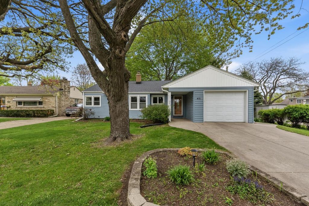 Photo of 811 N Hine AVENUE, Waukesha, WI 53188 (MLS # 1961277)
