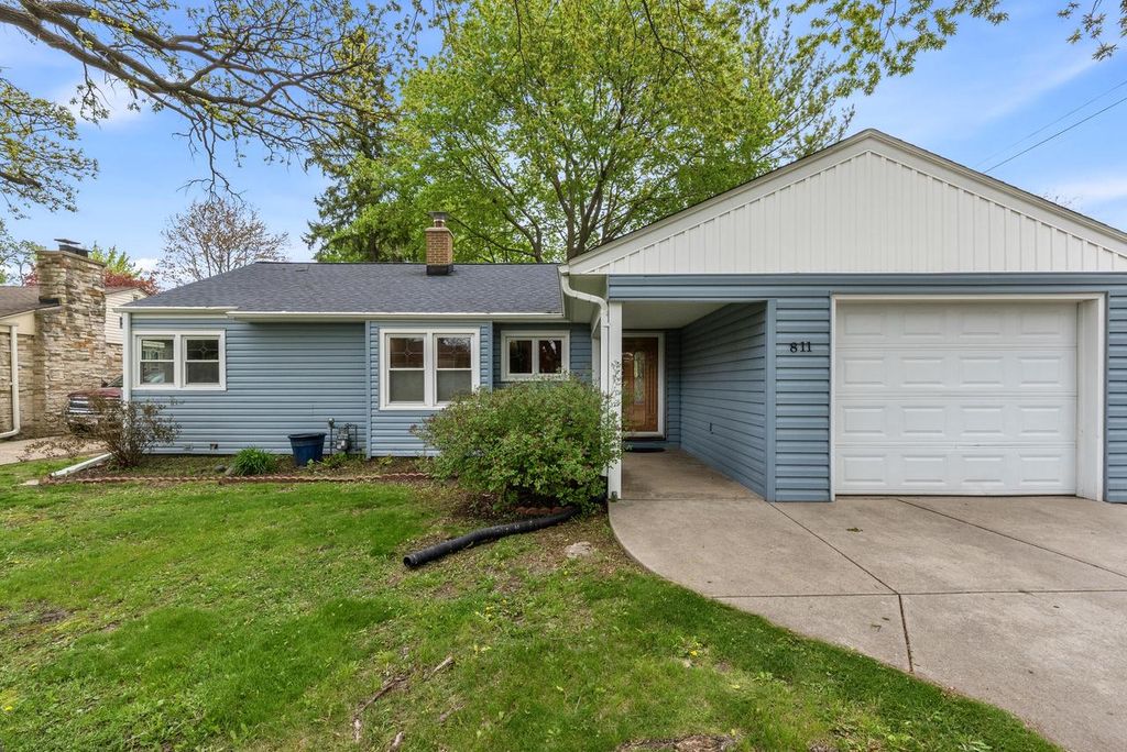 Photo of 811 N Hine AVENUE, Waukesha, WI 53188 (MLS # 1961277)
