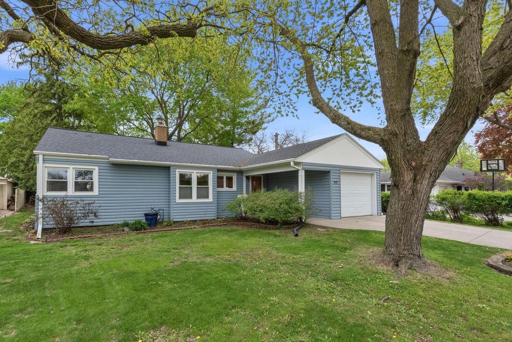 Photo of 811 N Hine AVENUE, Waukesha, WI 53188 (MLS # 1961277)
