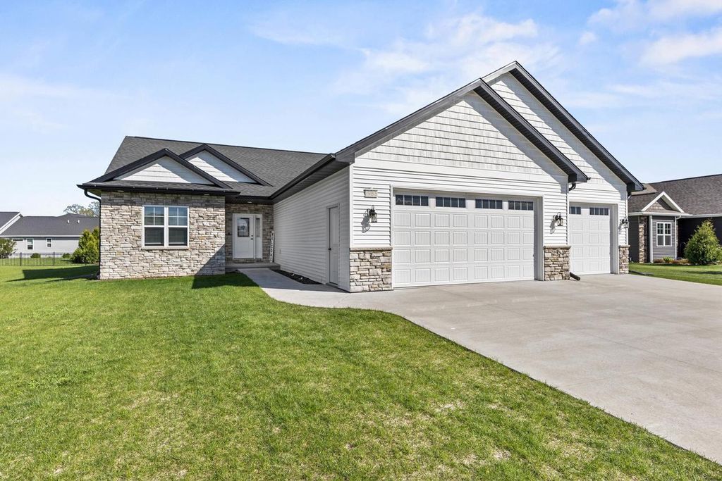 Photo of 1983 Mimosa LANE, Neenah, WI 54956 (MLS # 50325330)