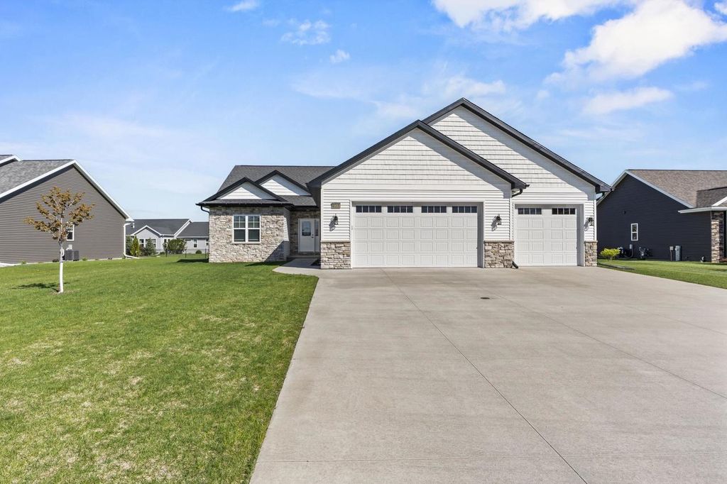 Photo of 1983 Mimosa LANE, Neenah, WI 54956 (MLS # 50325330)