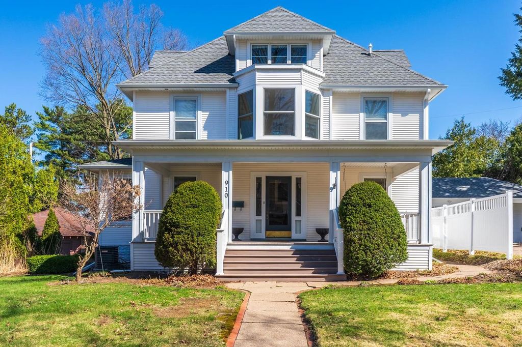 Photo of 910 Fulton STREET, Wausau, WI 54403 (MLS # 22601542)