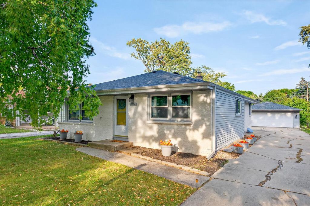 Photo of 4564 N 101st STREET, Wauwatosa, WI 53225 (MLS # 1934549)