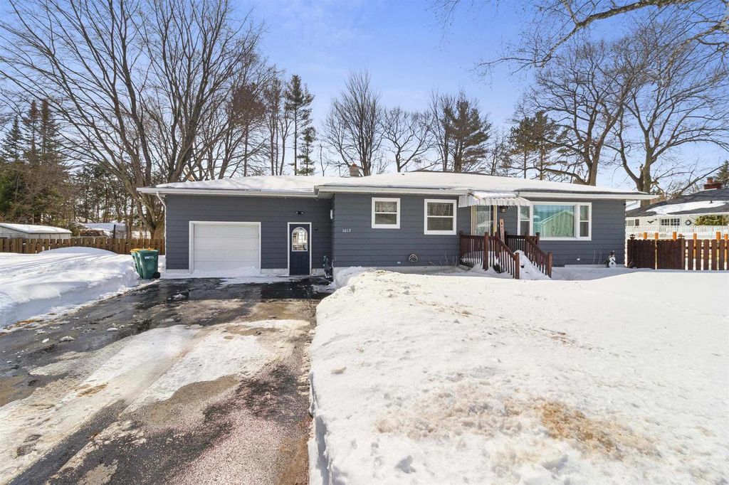 Photo of 1017 Edgewood CIRCLE, Marinette, WI 54143 (MLS # 50322810)