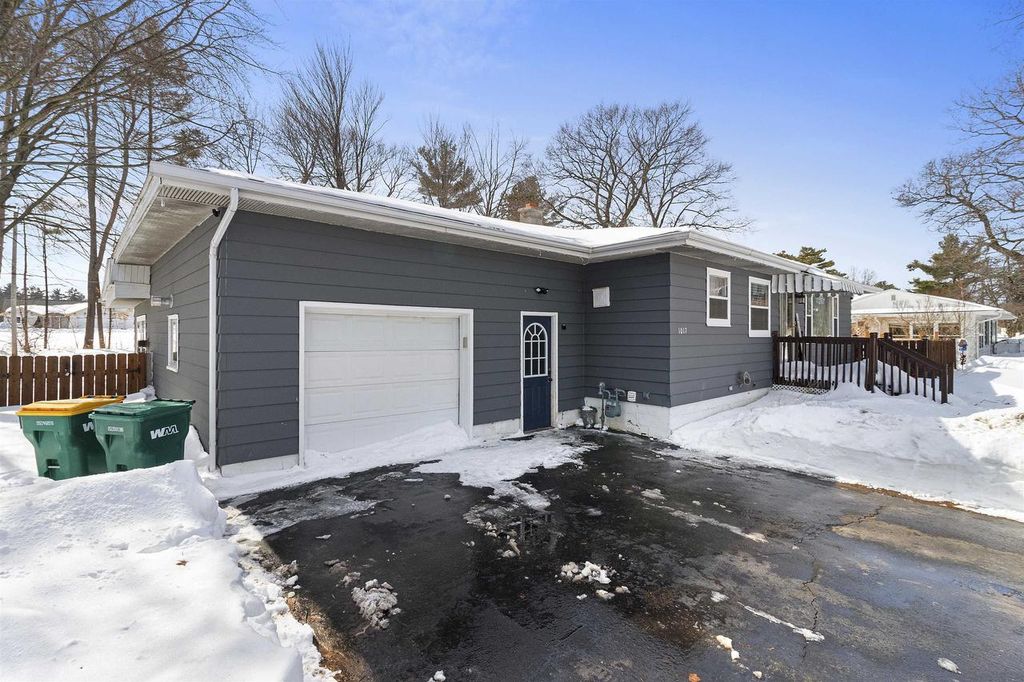 Photo of 1017 Edgewood CIRCLE, Marinette, WI 54143 (MLS # 50322810)