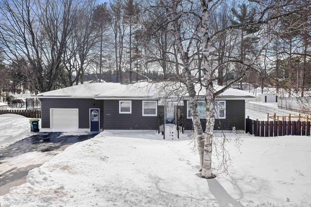 Photo of 1017 Edgewood CIRCLE, Marinette, WI 54143 (MLS # 50322810)