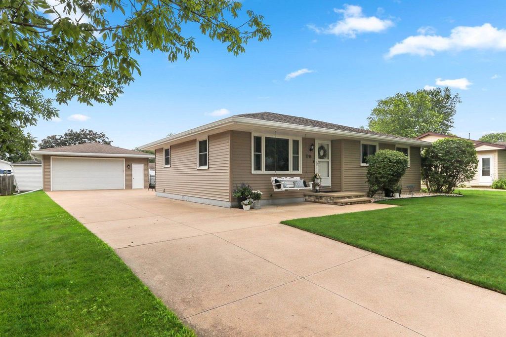 Photo of 1718 Schaefer CIRCLE, Appleton, WI 54915 (MLS # 50328920)