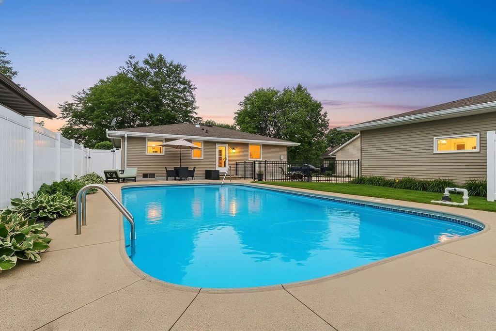 Photo of 1718 Schaefer CIRCLE, Appleton, WI 54915 (MLS # 50328920)