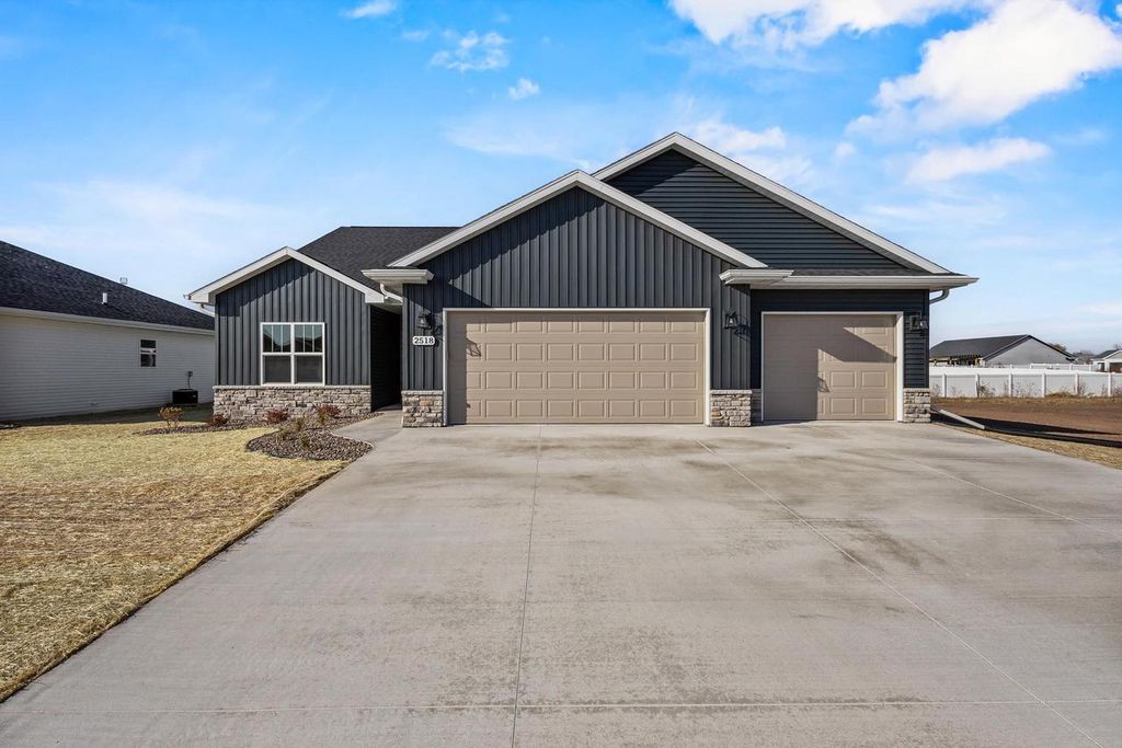 Photo of 2518 Tipperary TRAIL, De Pere, WI 54115 (MLS # 50322422)