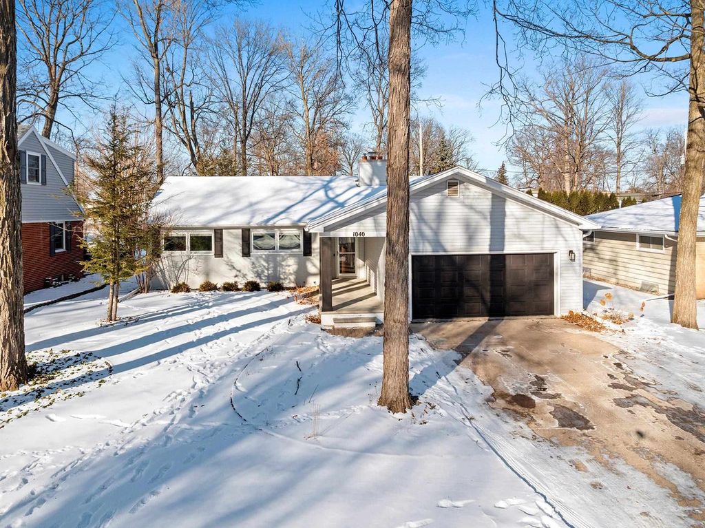 Photo of 1040 E Moorpark AVENUE, Appleton, WI 54911 (MLS # 50320488)