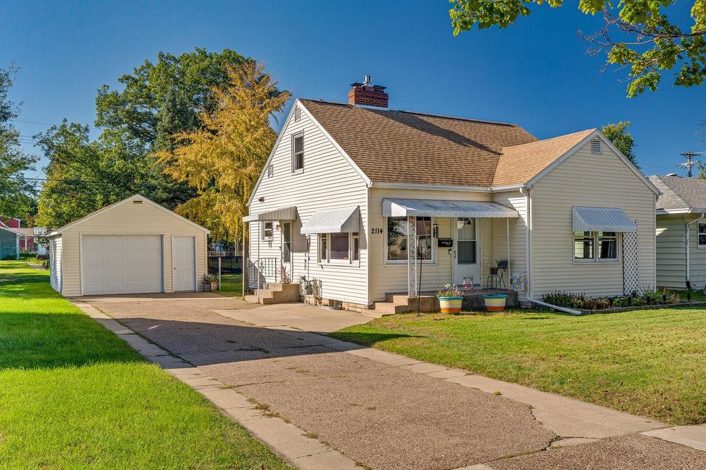 Photo of 2114 Losey BOULEVARD SOUTH BOULEVARD S, La Crosse, WI 54601 (MLS # 1938757)