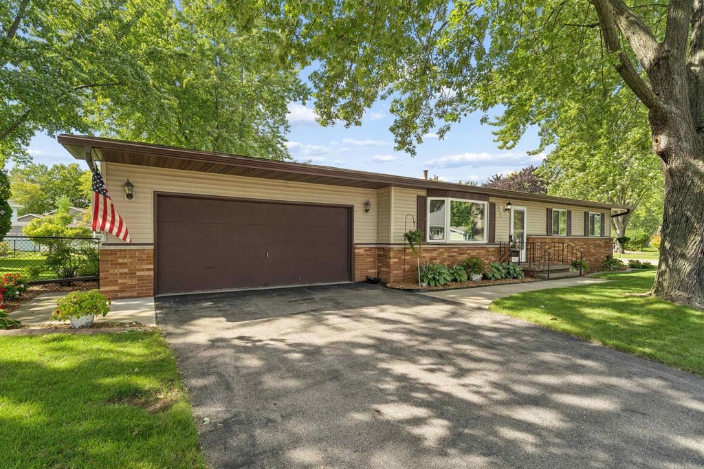 Photo of 1135 Heritage TRAIL, Oshkosh, WI 54904 (MLS # 50333122)