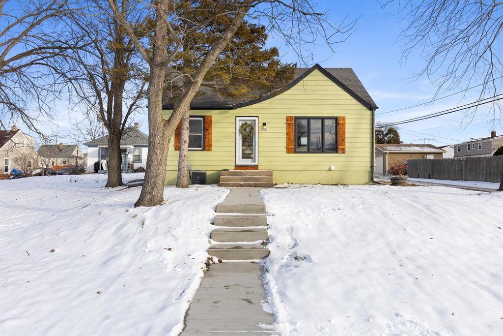 Photo of 3860 S 39th STREET, Greenfield, WI 53221 (MLS # 1946777)
