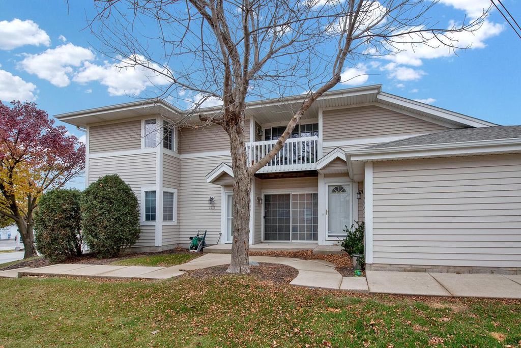 Photo of 2023 W Layton AVENUE #8, Milwaukee, WI 53221 (MLS # 1944130)