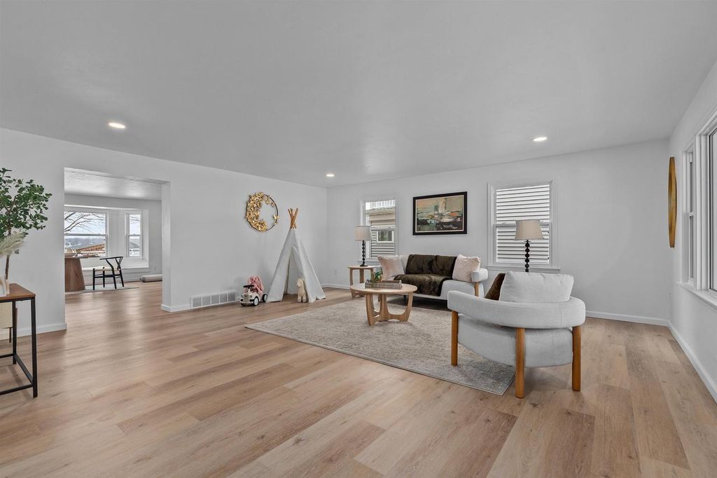 Photo of 752 Lakecrest DRIVE, Menasha, WI 54952 (MLS # 50319604)